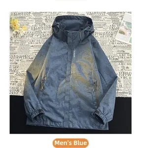Dettaglio della giacca a vento blu mimetica con cappuccio, logo sport e tasche con zip