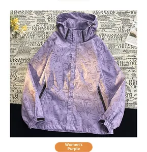 Vista piatta di una giacca a vento viola da donna con stampe di foglie di palma