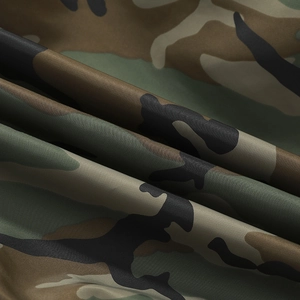 Gros plan sur le tissu camouflage woodland de la veste MA1 avec texture tissée durable