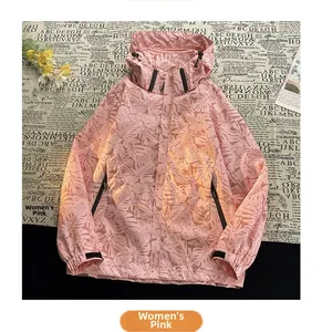 Dettagli di una giacca outdoor rosa con cappuccio e tasche con cerniera impermeabile