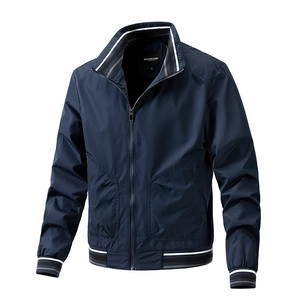 Giacca da uomo blu scuro con collo alto e finiture a costine a righe stile sportivo