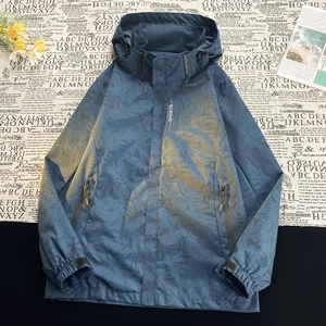 Giacca a vento da uomo blu mimetica con cappuccio e stampa del logo sportivo