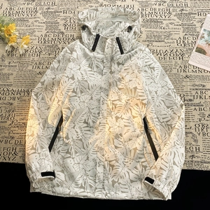 Giacca a vento leggera beige da uomo con stampa di foglie tropicali e cappuccio regolabile