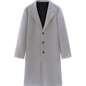 Classico cappotto in lana grigia da uomo con rever e bottoni neri su sfondo bianco
