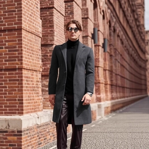 Cappotto classico in lana grigio scuro da uomo in stile britannico dal design lungo ed elegante