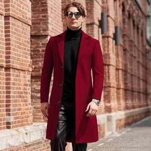 Elegante cappotto di lana rossa da uomo con rever classico e stile urbano raffinato