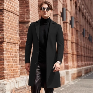 Cappotto classico da uomo in lana nera con design monopetto in stile urbano da strada
