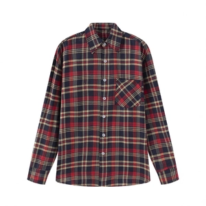 Vue de face d'une chemise vintage en flanelle à manches longues et motif à carreaux