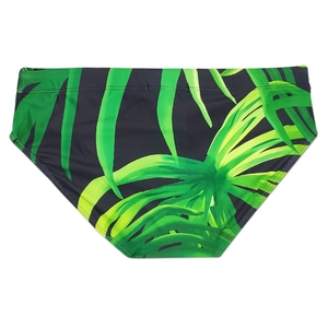 Dettaglio del costume da bagno da uomo con stampa di foglie di palma verdi su nero