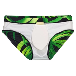 Dettaglio slip da nuoto con stampa a foglie tropicali e imbottitura rimovibile