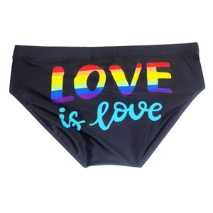 Detail van de zwarte zwembroek voor heren met regenboog LOVE is love print op de achterkant