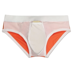 Dettaglio del costume da bagno con tasca funzionale e fascia elastica in vita bianca