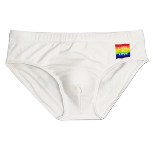 Detailweergave van Love is Love regenboogbadge op witte heren zwembroek laag model