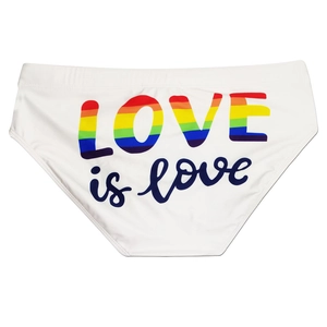 Detail van witte heren zwembroek met regenboog LOVE is love print op hoge elastische stof
