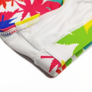 Détail de l'imprimé feuille d'érable coloré et couture plate sur le maillot de bain