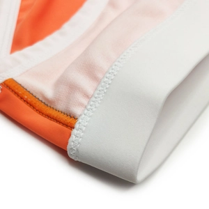 Dettaglio del costume arancione e bianco con fascia elastica e cuciture rinforzate