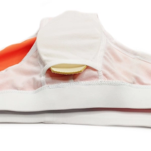 Dettaglio interno del costume con imbottitura rimovibile e cuciture a contrasto