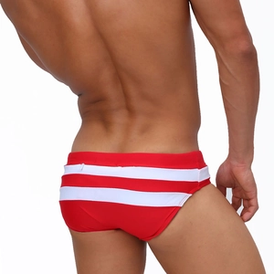 Vue arrière du slip de bain rayé pour hommes avec coupe ergonomique et séchage rapide