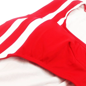 Détail du maillot de bain rouge à séchage rapide avec trois bandes latérales blanches et coutures