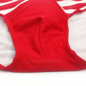 Détail macro du maillot de bain rouge pour hommes avec poche en U et coutures renforcées