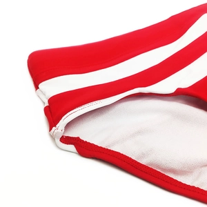 Coutures détaillées et motif rayé rouge et blanc sur le slip de bain séchage rapide