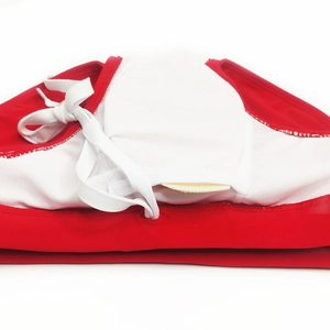 Détail du maillot de bain rouge avec doublure blanche et coussinets amovibles