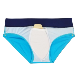 Dettaglio del costume da bagno da uomo con vita larga e imbottitura protettiva gialla