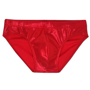 Détail du tissu métallique rouge brillant sur le maillot de bain homme avec coupe slip