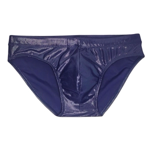Détail du tissu violet métallisé et de la poche en U sur le maillot de bain homme