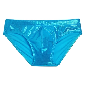 Détail macro du maillot de bain bleu métallisé brillant pour homme avec texture scintillante