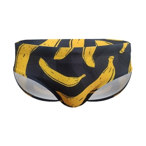 Slip de bain sexy pour hommes avec imprimés bananes jaunes sur fond sombre