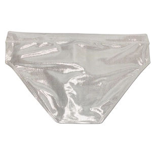 Détail du tissu métallique argenté brillant d'un maillot de bain homme avec fini chrome
