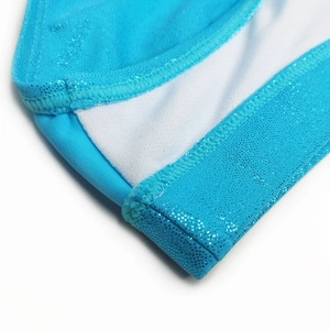 Détail du tissu à paillettes bleu vif avec reflet métallique et doublure blanche douce