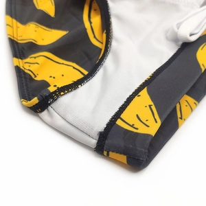 Détail d'un maillot de bain imprimé banane avec doublure en maille et cordon blanc
