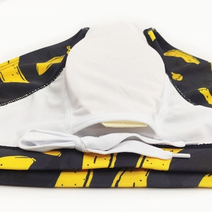 Détail du maillot de bain homme imprimé bananes avec filet intérieur et cordon blanc