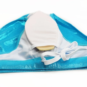 Détail du maillot de bain bleu métallisé avec doublure en mesh et coussinet amovible