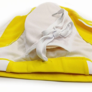 Détail de slip de bain sport pour homme avec bloc de couleur jaune et doublure