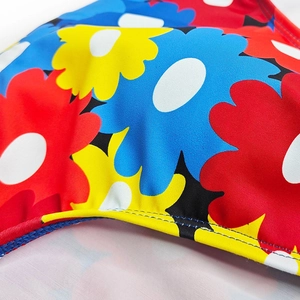 Vue macro d'un slip de bain à imprimé floral coloré avec des coutures plates bleues