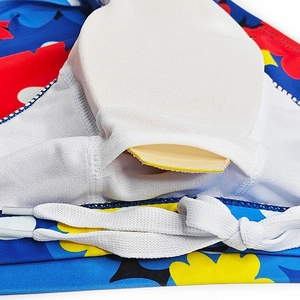 Détail du slip de bain floral avec coque en mousse amovible et cordon de serrage pratique