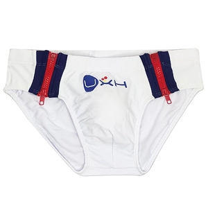 Détail du maillot de bain blanc pour hommes avec zips rouges et logo bleu imprimé