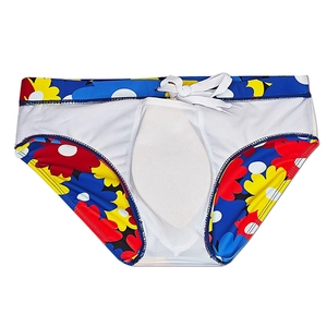 Détail du maillot de bain homme avec imprimé floral coloré, cordon à la taille et doublure