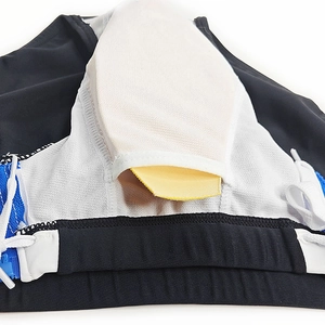Détail du slip de bain pour hommes montrant la doublure en maille et la coque de protection