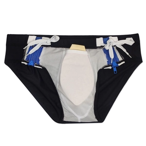 Détail du slip de bain noir pour homme avec coque de protection et zips latéraux