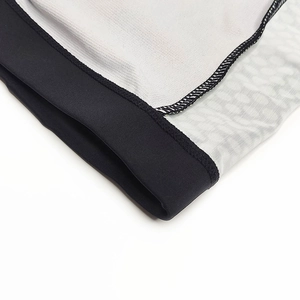 Vue détaillée du tissu mesh blanc respirant avec coutures noires renforcées et élastiques