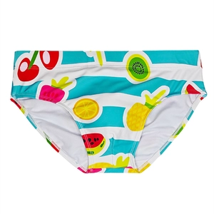 Détail du short de bain à séchage rapide avec rayures nautiques et motifs de fruits