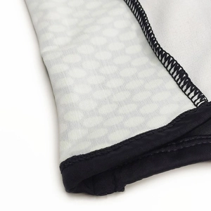 Gros plan sur tissu à séchage rapide avec motif alvéolé gris et coutures noires solides