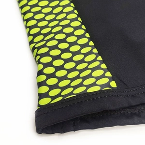 Détail du short de bain pour homme avec imprimé pois vert néon et coutures renforcées