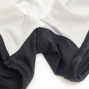Gros plan sur le maillot de bain homme avec doublure en maille et coutures renforcées