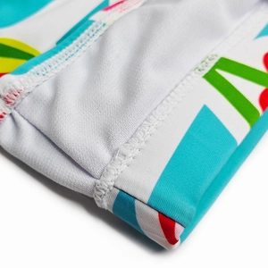 Détail de la couture plate professionnelle et de l'imprimé fruité du maillot de bain homme