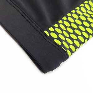 Détail du boxer de bain noir à séchage rapide avec pois jaune fluo et coutures doubles